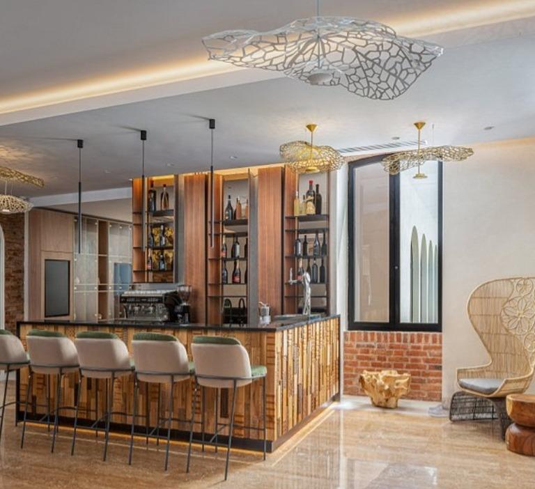 Amenajare recepție hotel cu panouri decorative din lemn masiv